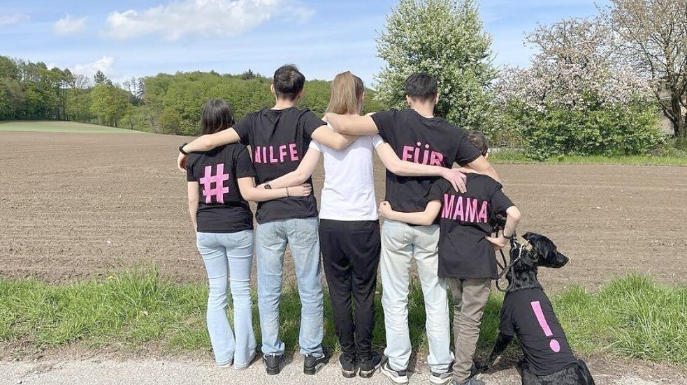 Mit ihren vier Kindern und dem Hund hat sich Vanessa Elwanger aus dem Kreis Gütersloh (Mitte) für den Spendenaufruf fotografieren lassen. Foto: Elwanger