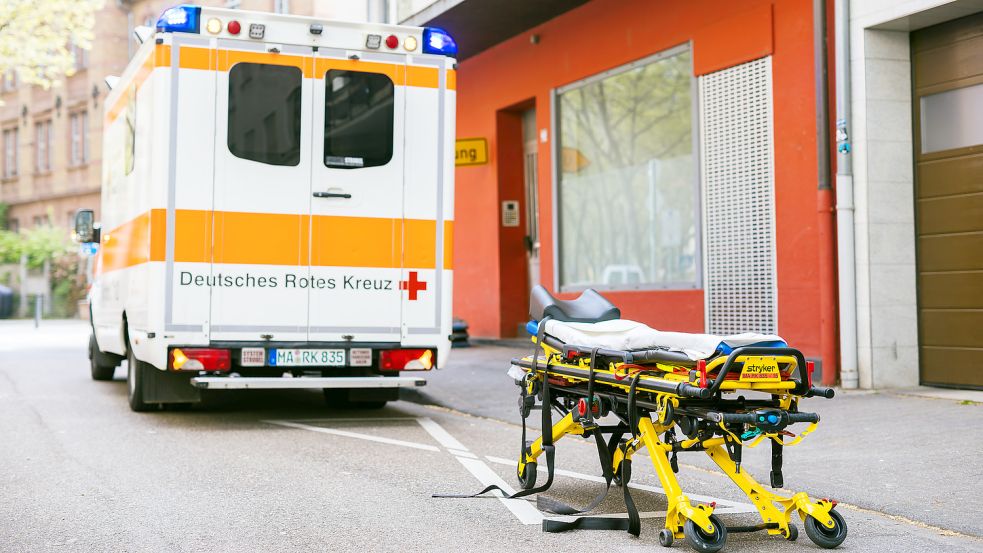 Es reicht nicht, wenn ein Rettungswagen bereitsteht – auch ausreichend qualifiziertes Personal muss einsatzfähig sein. Symbolfoto: Philipp von Ditfurth/dpa
