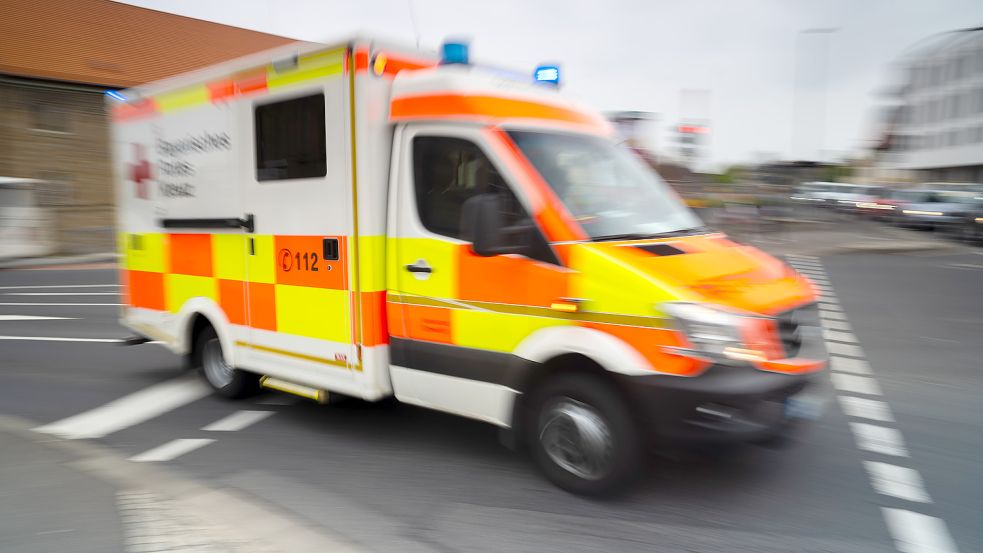 Polizisten mussten den verletzten Autofahrer im Rettungswagen zum Krankenhaus begleiten. Foto: Archiv/Armer/DPA