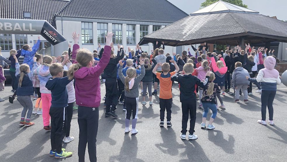 Die Kinder an der Grundschule Pewsum tanzen begeistert bei einer Sportveranstaltung der Firma Trixitt. Foto: Oltmanns