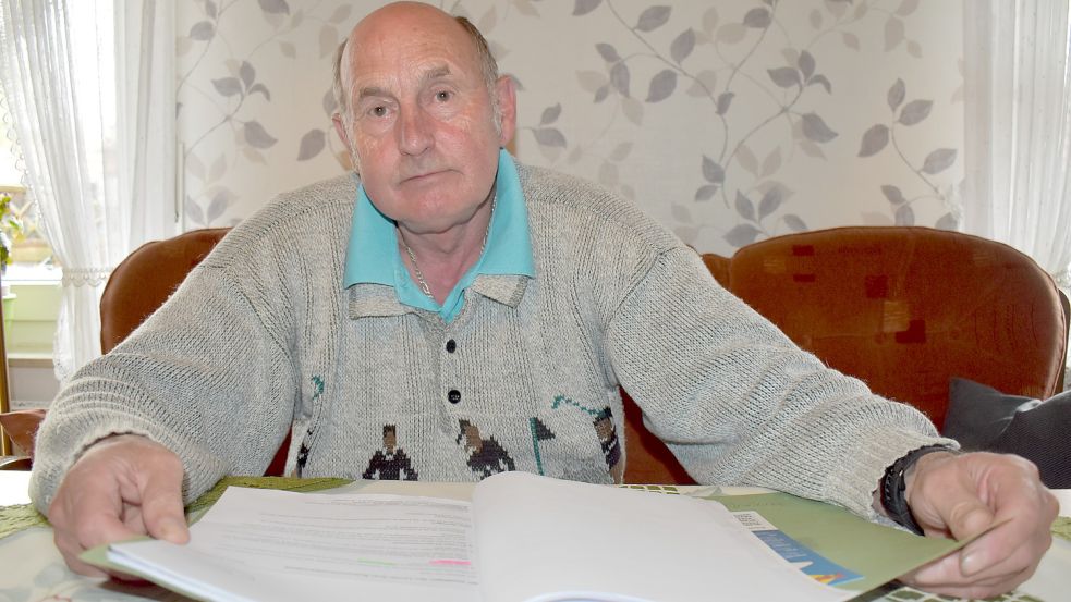 Heinz-Hermann Tews aus Westrhauderfehn hat in einer Mappe alle Schreiben der Deutschen Glasfaser gesammelt. Der 68-Jährige ärgert sich über den Kundenservice des Unternehmens.