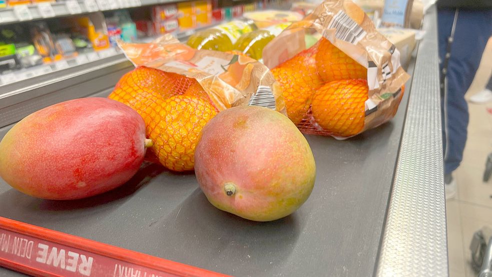 Rewe hat von den Lebensmittelherstellern eine Preissenkung gefordert. Foto: imago images/mix1