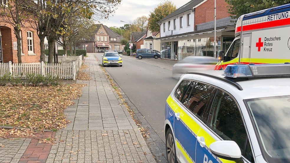 Am Tag der Tat standen bei der Polizeistation in Ihrhove zwei Polizeifahrzeuge und ein Krankenwagen. Die Beamten und die Mitarbeiter des Rettungsdienstes kümmerten sich um die verletzte Frau, die zur Polizeistation geflüchtet war. Archivfoto: Ammermann