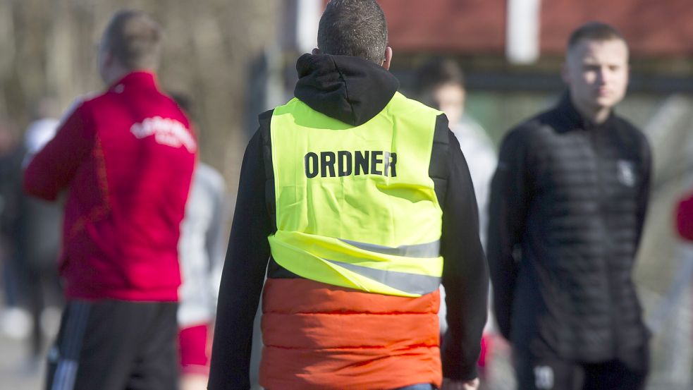 Um der Lage Herr zu werden, setzte die SG Westoverledingen in der zweiten Halbzeit auf dem Sportplatz in Flachsmeer einige Ordner ein. Archivfoto: Doden/Emden