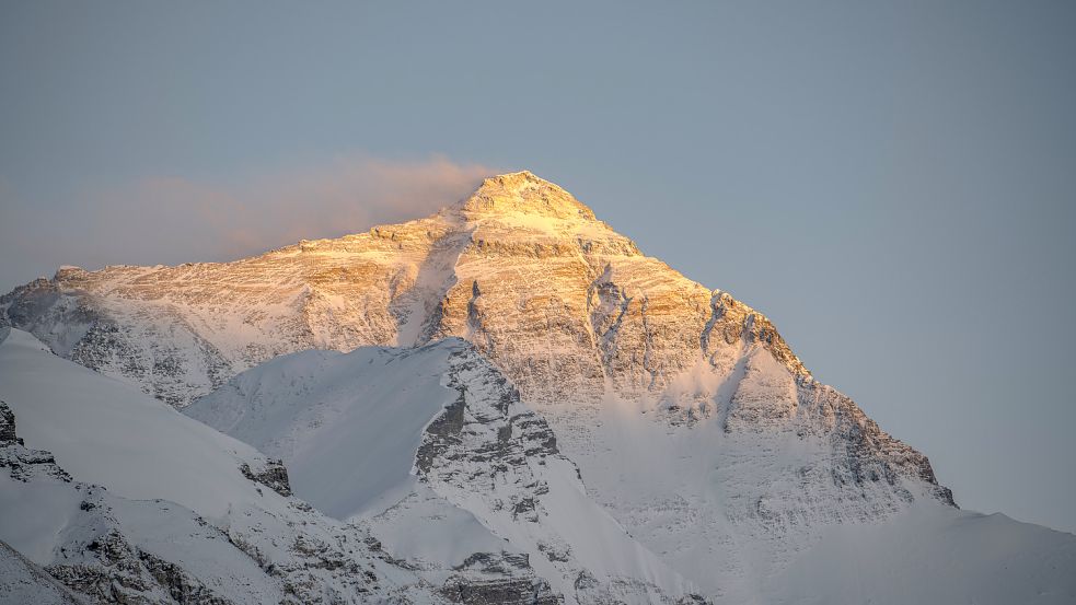 Der Mount Everest ist der höchste Berg der Welt. Immer wieder sterben Bergsteiger beim Versuch ihn zu besteigen. Foto: dpa/Sun Fei