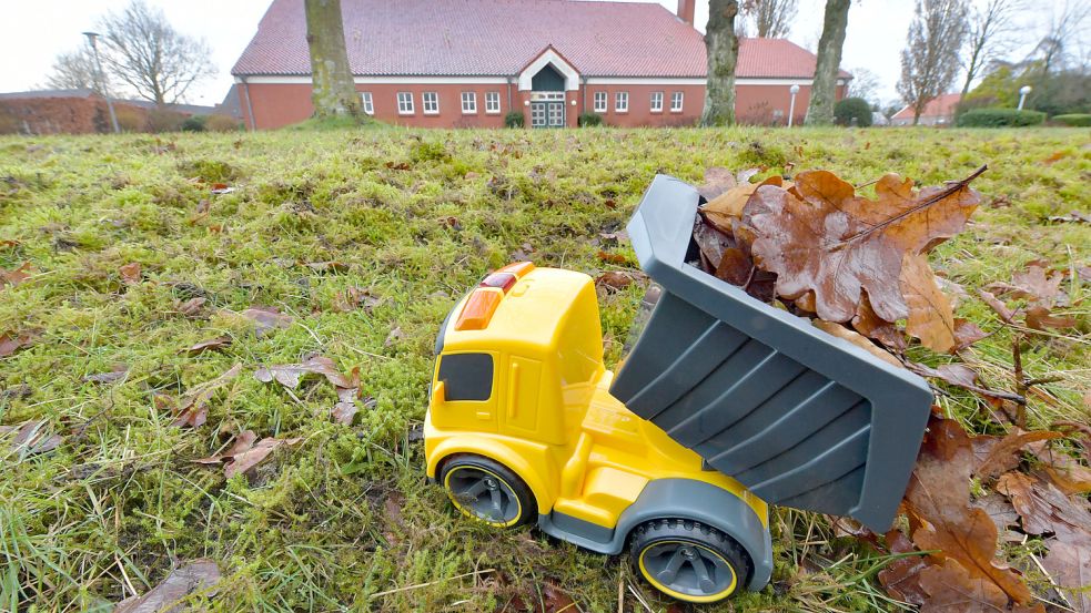 Der Bau der Mensa in Holtland ist für die Samtgemeinde kein Kinderspiel. Sie bangt darum auf einer enormen Rückforderung sitzen zu bleiben. Foto: Ortgies