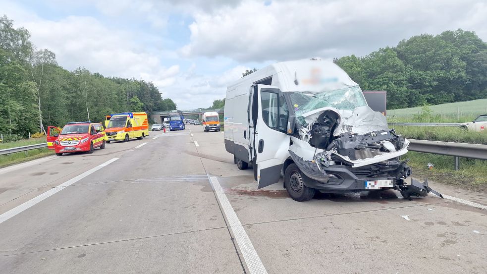 Ein Transporterfahrer ist am Dienstagnachmittag auf der A1 auf das Heck eines 40-Tonners aufgefahren und eingeklemmt worden. Foto: Nonstopnews