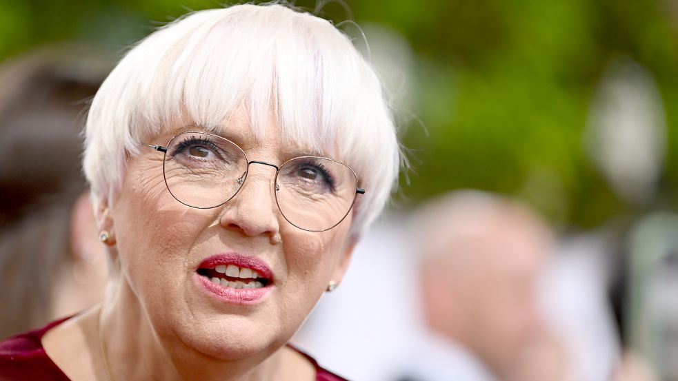 Kulturstaatsministerin Claudia Roth redete am Freitag fünf Minuten lang auf der Bühne gegen laute Buhrufe und Pfiffe an. Foto: Britta Pedersen/dpa