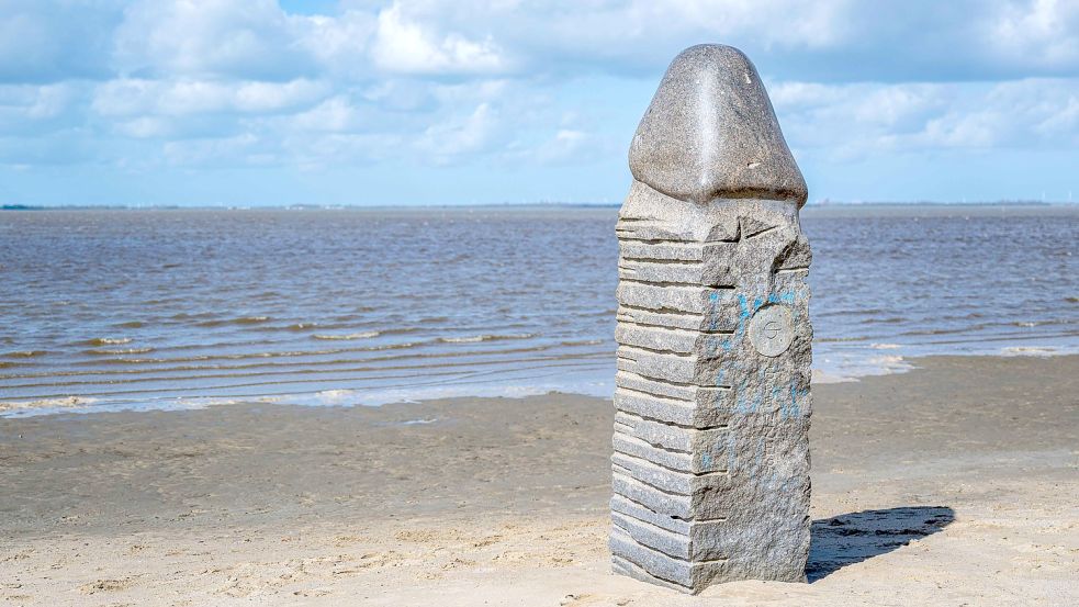 Den „Phallus“ - eine Skulptur aus Granit am Strand von Dangast - bringt so schnell nichts ins Wanken. Auch Männer brauchen sich nach einer Vasektomie keine Sorge um ihre Standfestigkeit machen. Foto: Sina Schuldt/dpa