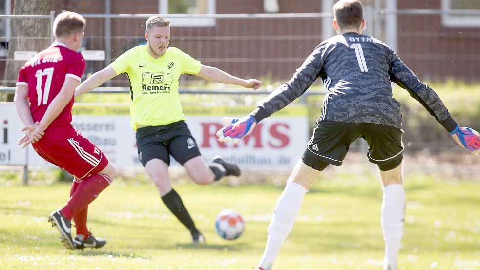 Der VfL Oythe (links) gehört quasi zum Inventar der Landesliga. Am Mittwoch empfängt Firrel (Mitte Lasse Härtel) das Team aus Vechta. Archivfoto: Doden/Emden