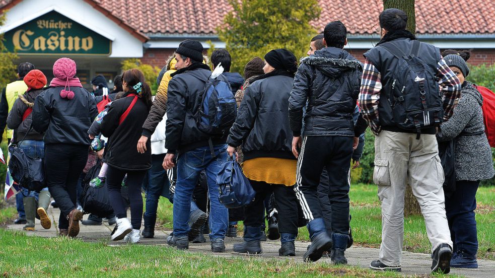 Mit Sack und Pack zogen im Dezember 2015 Flüchtlinge in die Notunterkunft auf dem Auricher Kasernengelände ein. Auch heute leben auf dem ehemaligen Militärgelände wieder Asylsuchende. Foto: Archiv/Ortgies