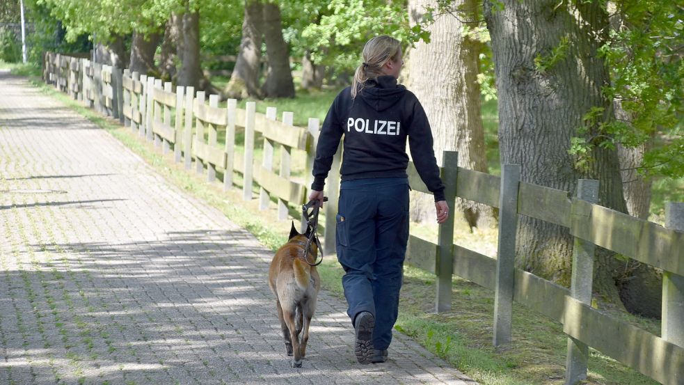 Im Einsatz waren auch Beamte mit Polizeihunden. Foto: Ammermann