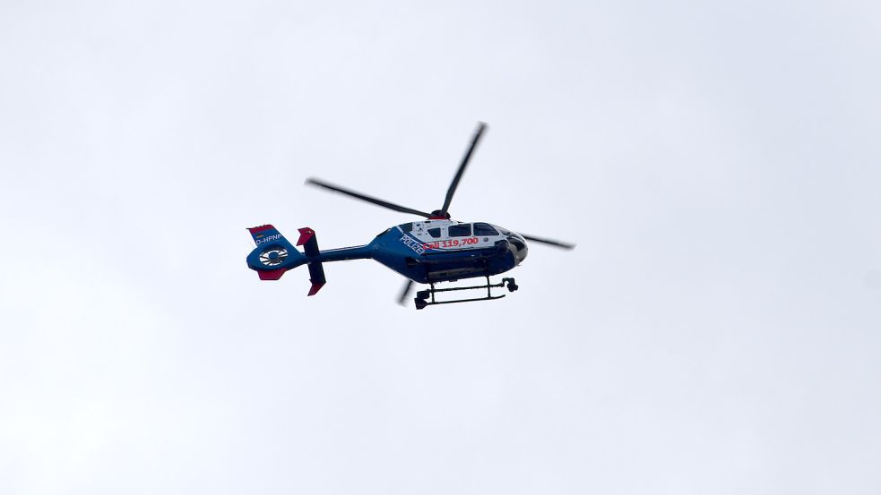 Auch ein Polizeihubschrauber kreiste über Langholt. Foto: Ammermann