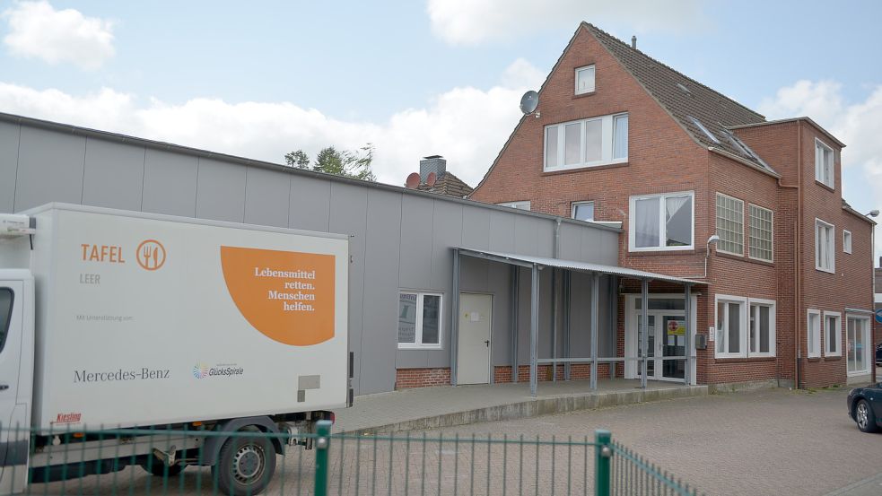 Das Gebäude an der Friesenstraße, neben dem Platz genug ist, dass der Transporter seine Waren anliefern kann, muss die Leeraner Tafel bald räumen. Foto: Wolters