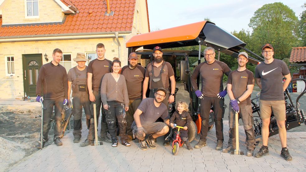 Jari (Mitte) mit einigen der Helfer, die über Stunden die Auffahrt seines Elternhauses pflasterten. Foto: Privat