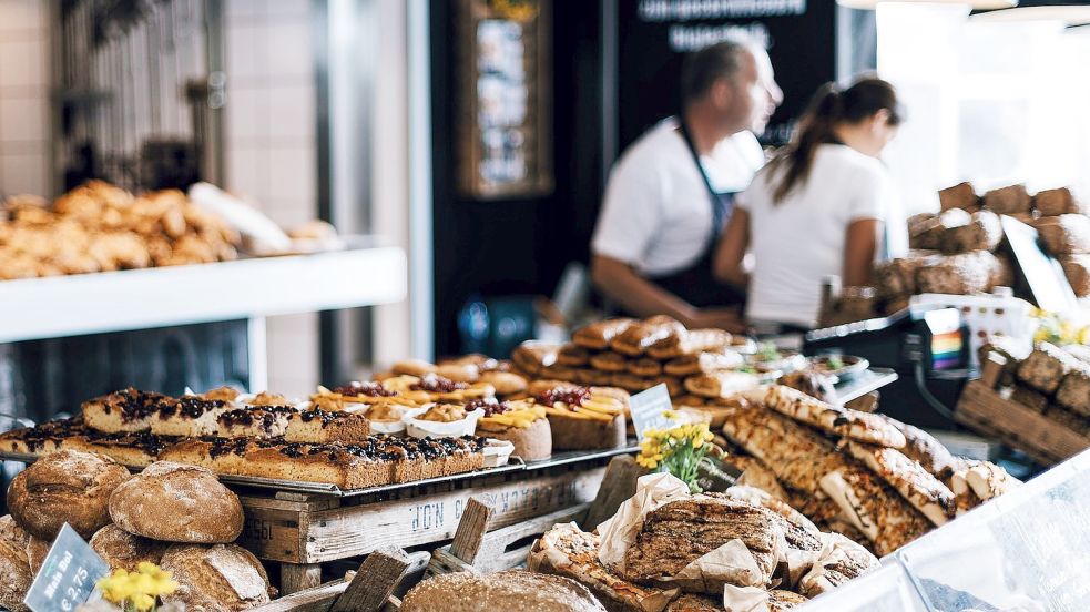 Ein Stück Kuchen und frische Brötchen runden den Feiertag erst richtig ab. Foto: PIxapay