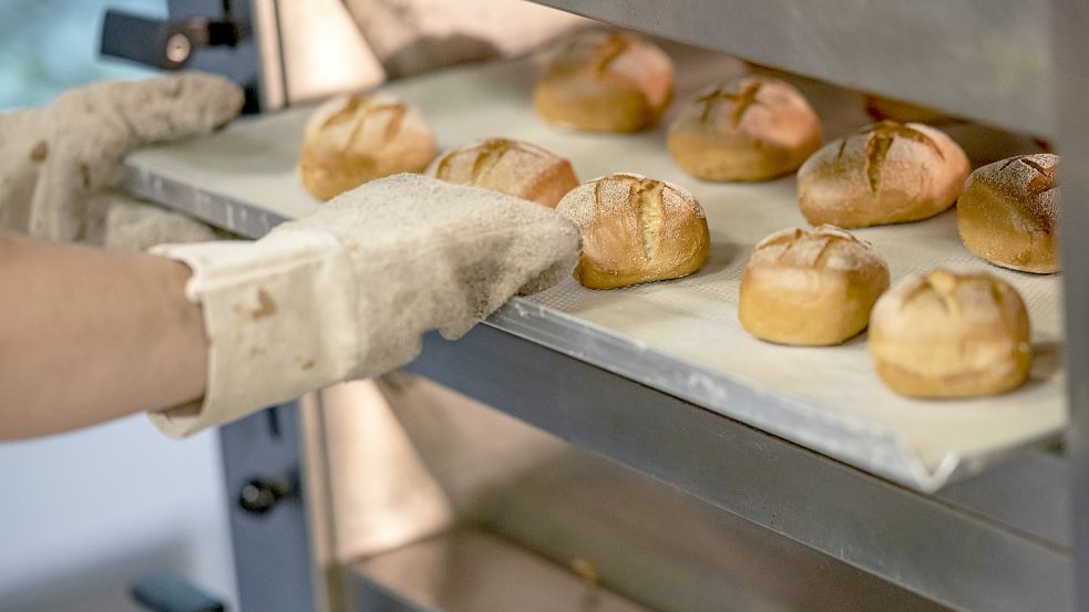 In vielen Bäckereien wird am Feiertag gearbeitet. Foto: Sommer/DPA