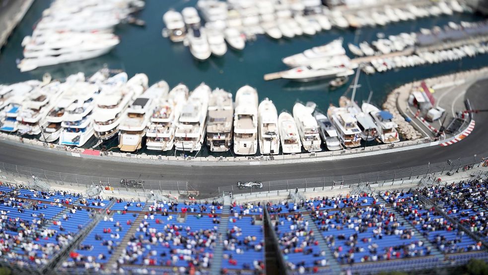 Lewis Hamilton aus Großbritannien vom Team Mercedes AMG Petronas Motorsport fährt die Tabac-Kurve neben dem Hafen. Das Rennen findet am kommenden Sonntag statt. Foto: David Davies/PA Wire/dpa