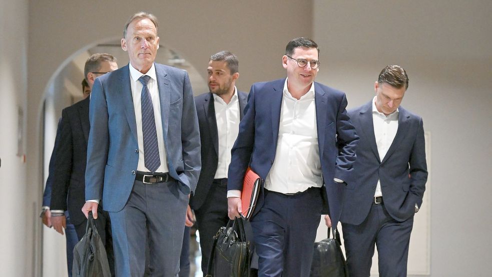 Der DFL-Aufsichtsratsvorsitzende Hans-Joachim Watzke (l) auf dem Weg zur Mitgliederversammlung. Foto: Arne Dedert/dpa