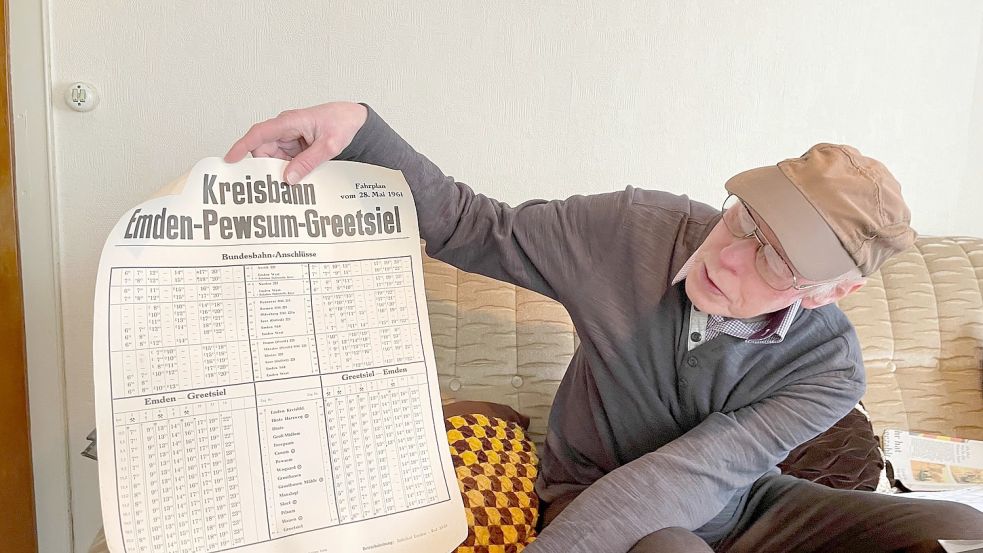 Ludwig Wolthoff zeigt einen alten Fahrplan von "Jan Klein". Foto: Weiden