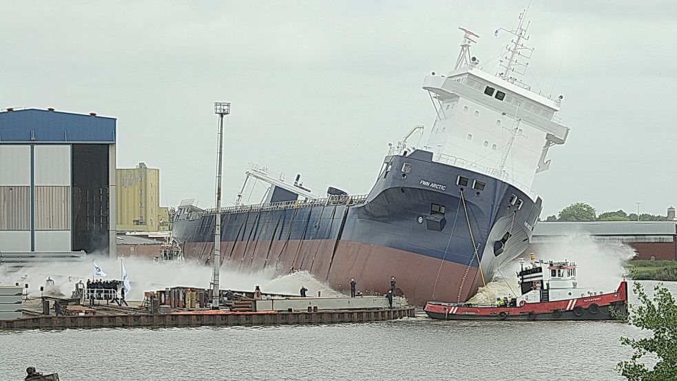 Mit einer großen Welle kam das Schiff zu Wasser. Foto: Wolters