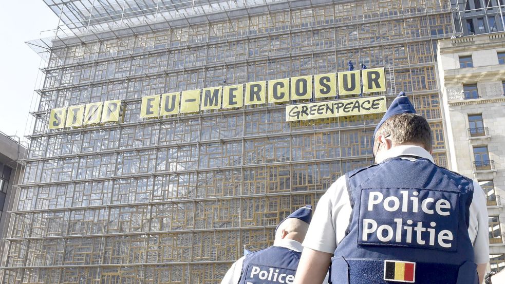 Umweltaktivistinnen und -aktivisten sind aus Protest gegen ein Handelsabkommen mit südamerikanischen Staaten auf das Gebäude des EU-Ministerrats geklettert. Sie brachten dort am Donnerstag Banner mit der Aufschrift „Stop EU Mercosur“ an. Foto: Marek Majewsky/dpa-Zentralbild/dpa