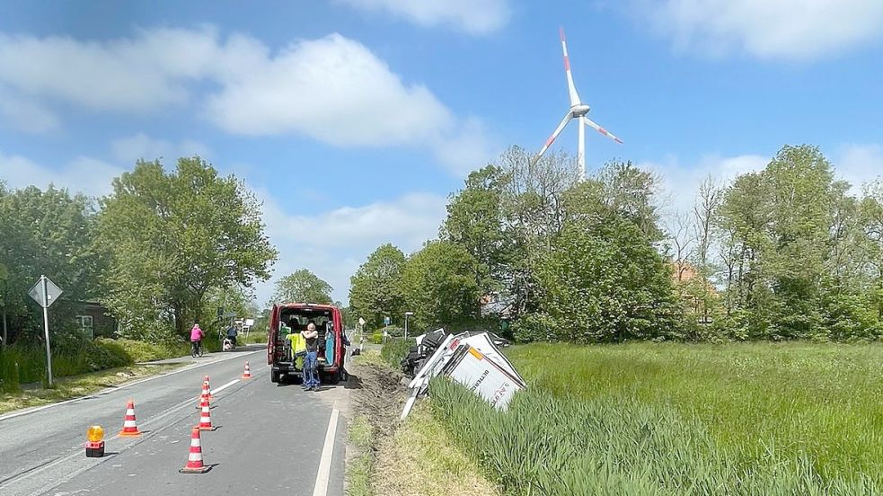 Der Verkehr läuft einspurig an der Unfallstelle vorbei. Foto: Polizeiinspektion Wilhelmshaven/Friesland
