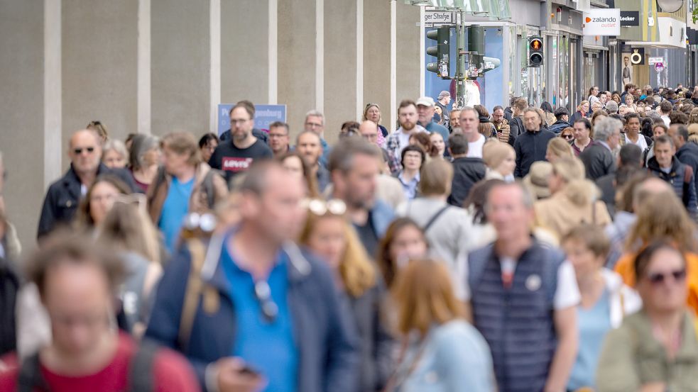 Die deutsche Wirtschaft schrumpft überraschend das zweite Quartal in Folge. Der Grund: Die Inflation drückt auf die Konsumlaune der Menschen zu Jahresbeginn. Foto: Monika Skolimowska/dpa