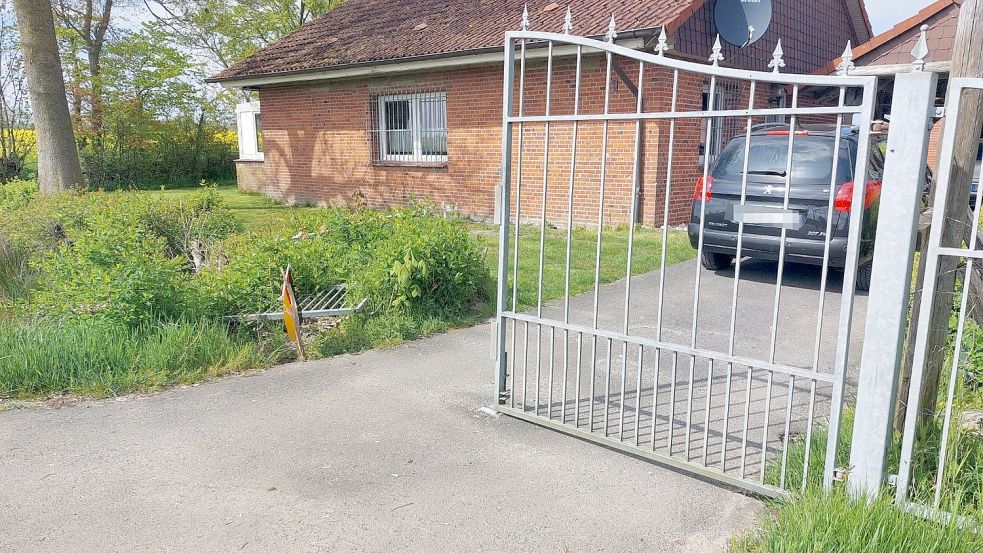 Eine stabile Pforte sichert die Einfahrt zu Renko Menkes Haus. Seit Anfang Februar liegt die Hälfte der Pforte aber im Graben. Foto: Hanssen