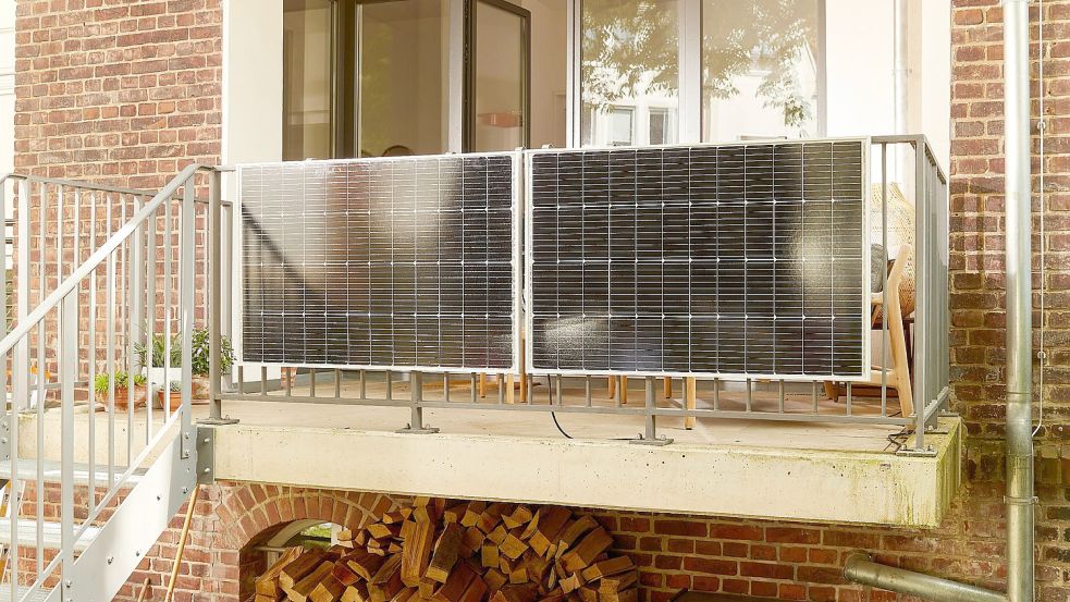 So sehen die Solarpaneele von Aldi Nord aus, die zusammen mit einem Wechselrichter und Halterungen ab 1. Juni in den Filialen verkauft werden. Foto: Aldi Nord