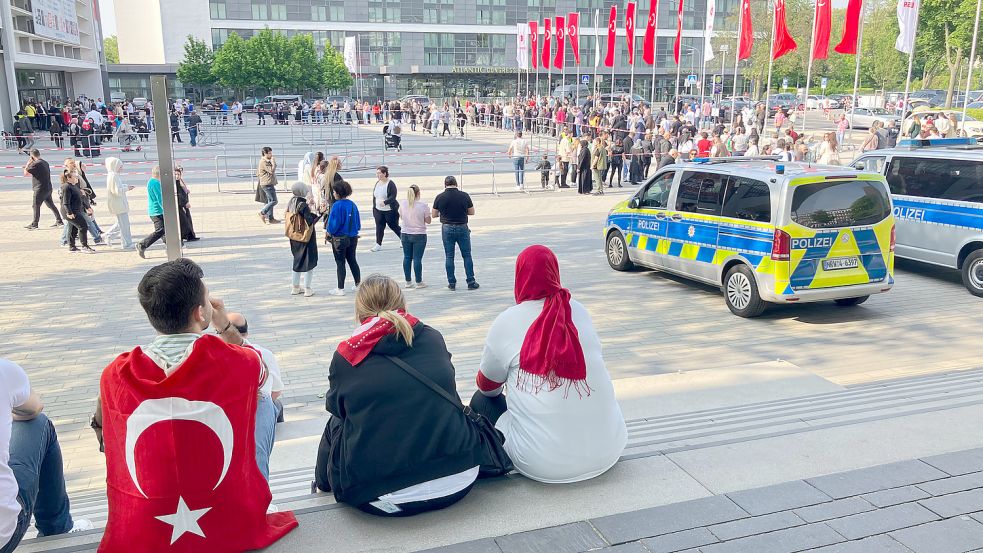 Die Wähler haben sich vor der Grugahalle in Essen eingefunden. Foto: dpa/Helge Toben