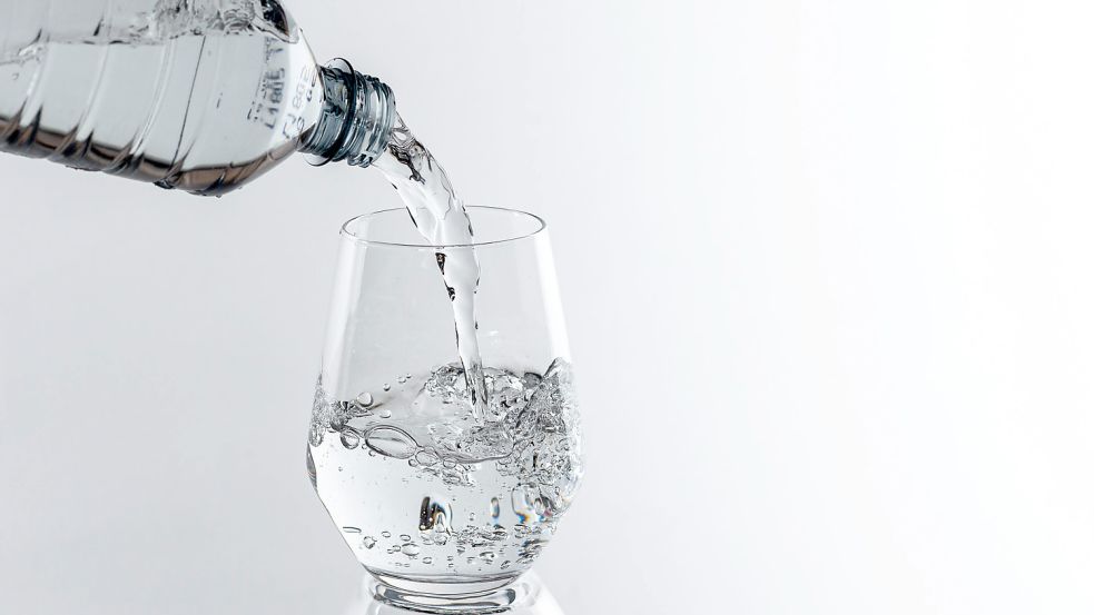 Mineralwasser sieht rein aus, enthält manchmal aber krebserregende Stoffe, wie „Öko-Test“ festgestellt hat. Foto: Imago Images/MiS