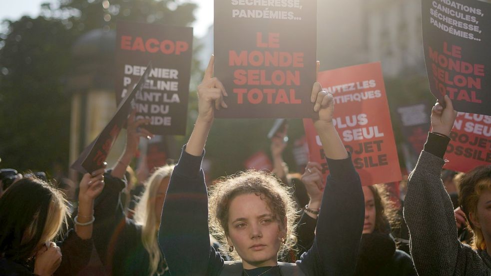Umweltaktivisten protestieren gegen das Pipeline-Vorhaben des französischen Öl- und Gasriesen TotalEnergies. Foto: Thibault Camus/AP/dpa