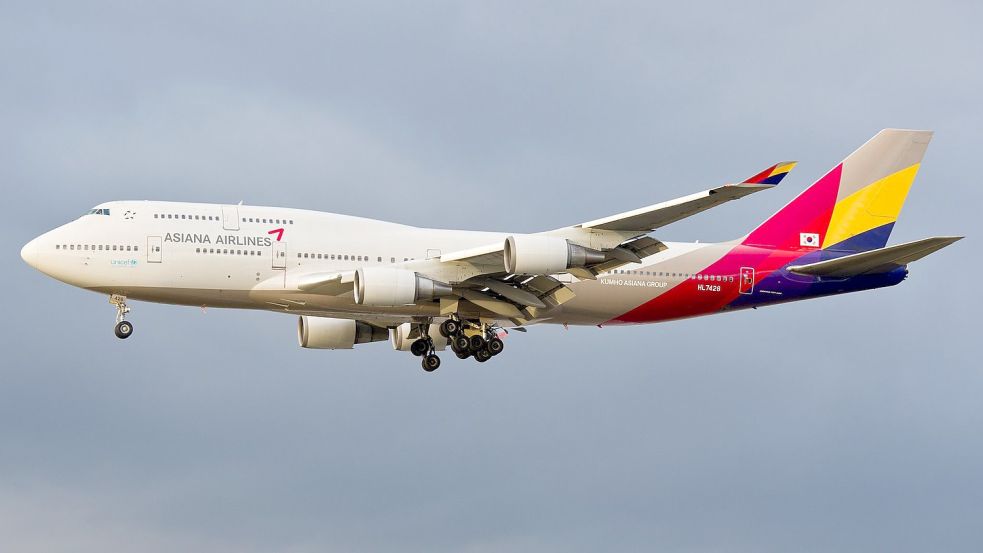 Eine Boeing 747-400 der südkoreanischen Fluggesellschaft Asiana Airlines im Landeanflug. (Symbolbild) Foto: Christoph Schmidt/dpa