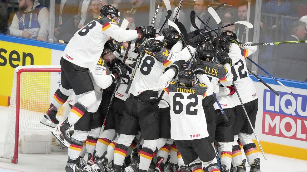 Das DEB-Team ist bei der WM ins Halbfinale eingezogen. Foto: Roman Koksarov/AP/dpa