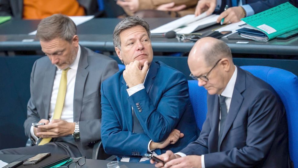 Finanzminister Christian Lindner neben Wirtschaftsminister Robert Habeck und Bundeskanzler Olaf Scholz (v.l.n.r.) während einer Bundestagssitzung. Foto: Michael Kappeler/dpa