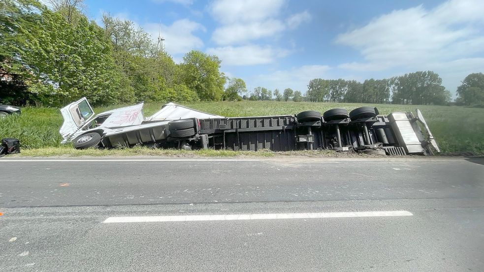 Erst wurde der LKW entladen, dann geborgen. Foto: Polizeiinspektion Wilhelmshaven/Friesland