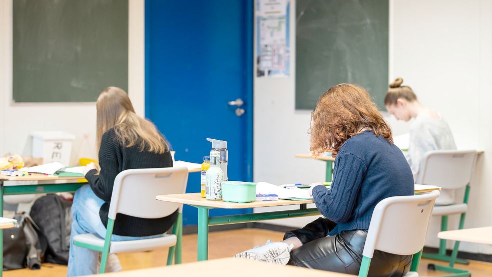 Zahlreiche Abiturienten schwitzen in den vergangenen Wochen über ihren Abschlussprüfungen. In Hamburg sollen dabei einige per KI geschummelt haben. Foto: dpa/Silas Stein