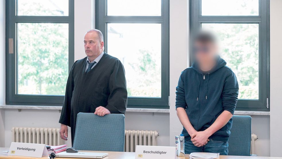 „Gefestigte judenfeindliche und rechtsextreme Geisteshaltung“: Der Beschuldigte (r.) und sein Anwalt. Foto: Daniel Vogl/dpa