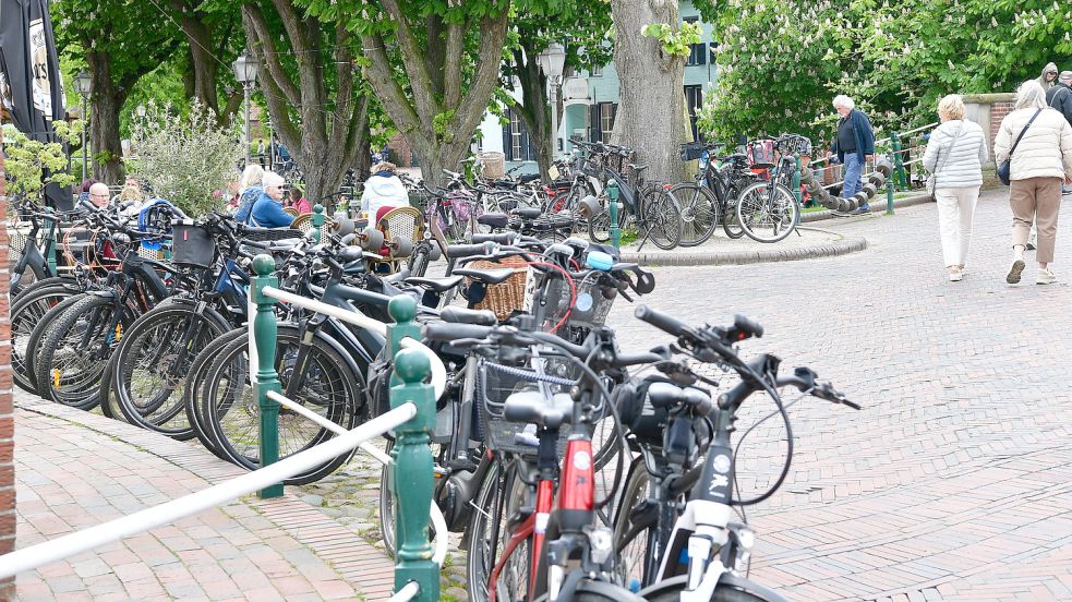 Ein gewohntes Bild an Vatertag, auch wenn es schon schlimmer war: Fahrräder stehen rund um den Greetsieler Marktplatz. Um Alternativen zu bieten, hat die Krummhörner Touristik neue Stellplätze geschaffen. Foto: Wagenaar