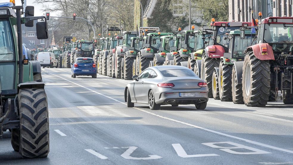 So ähnlich könnte es aussehen, wenn sich am 10. Juni Trecker aus allen Himmelsrichtungen nach Aurich begeben. Foto: Archiv/Ortgies