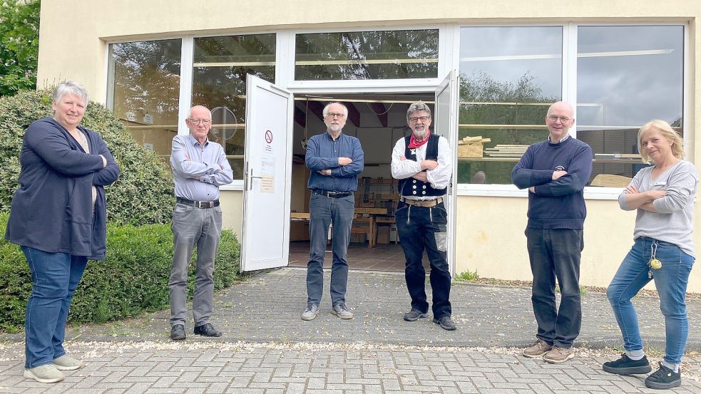 Heike Leimke (von links), Andreas Hümmling, Carsten Gräper, Michel Heftrich, Uwe Wiarda und Inka Ripken freuen sich auf das Repair-Café. Foto: Kierstein