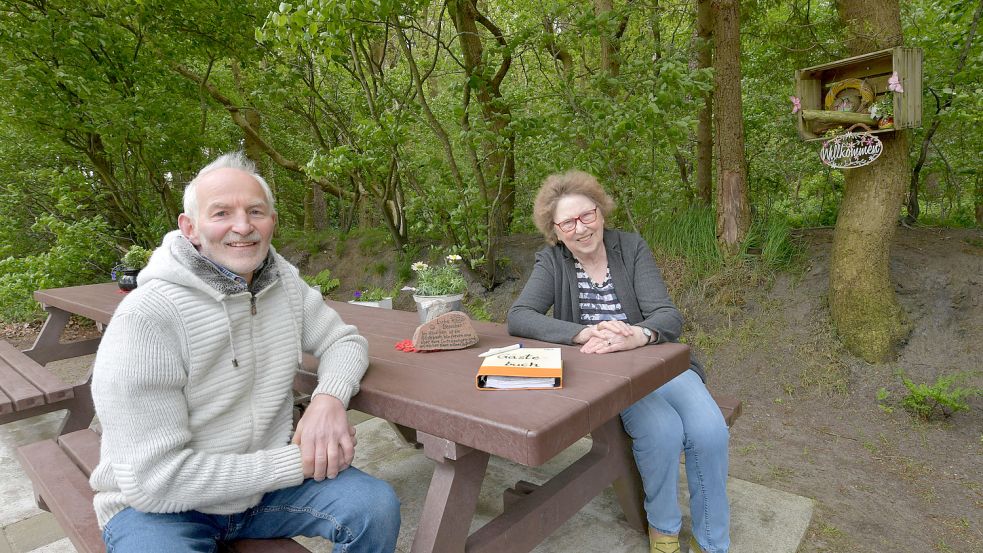 Heinrich Bolte und Friedchen Eihusen am selbstgebauten Rastplatz. Fotos: Ortgies