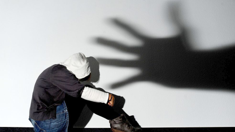Einem 34-Jährigen aus Marburg wird vorgeworfen, Kinder sexuell missbraucht zu haben. Er wurde in Untersuchungshaft gebracht. Foto: Julian Stratenschulte/dpa