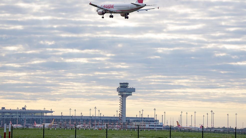 Ein Flugzeug im Landeanflug auf den Flughafen Berlin Brandenburg. Foto: Soeren Stache/dpa