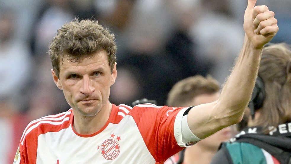 Münchens Thomas Müller betonte, wie hoch der Druck auf Borussia Dortmund im Meisterrennen ist. Foto: Sven Hoppe/dpa