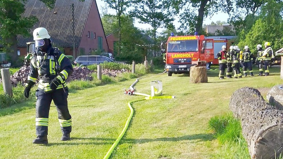 Kurz nach der Alarmierung trafen die ersten Feuerwehrleute beim Einsatzort am Leda-Jümme-Weg ein. Foto: Feuerwehr