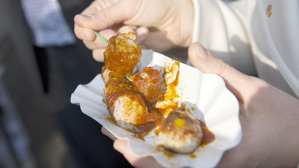 Die Deutsche Gesellschaft für Ernährung (DGE) könnte in ihren neuen Richtlinien nur noch zehn Gramm Fleisch pro Tag empfehlen, das wäre eine Currywurst pro Monat. Foto: Paul Zinken/dpa