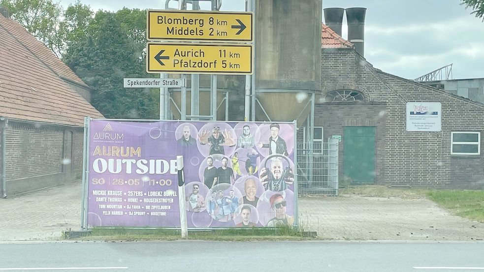 Mit Plakaten macht Uwe Janssen Werbung für sein Festival. Foto: Boschbach