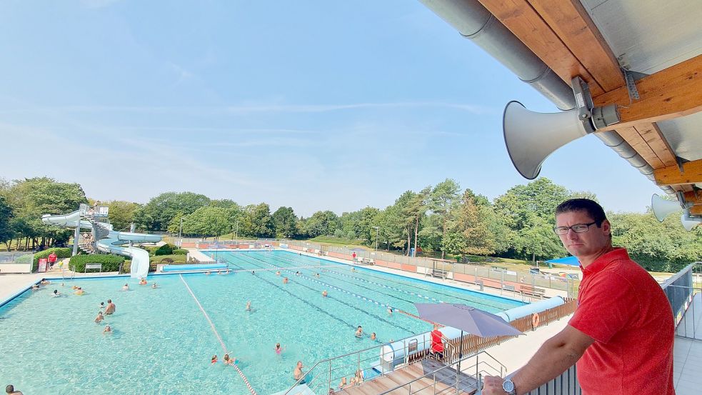 Markus Bakker ist Meister für Bäderbetriebe im Friesenbad Weener und hat ein waches Auge über die Badegäste. Foto: Gettkowski